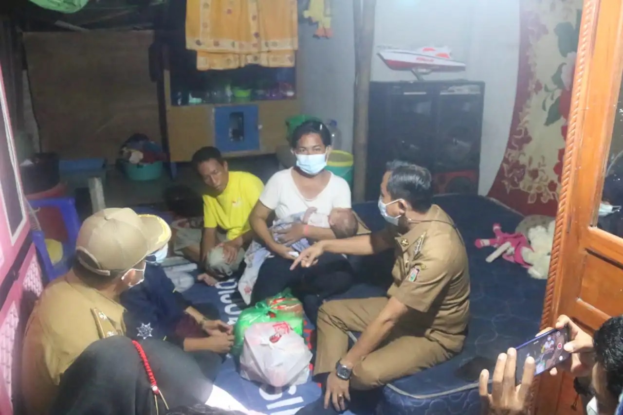 Dapat Kabar Warganya Sakit, Camat Tallo Langsung Kunjungi Rumahnya di Jalan Abdullah